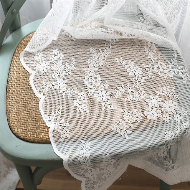 Romantischer Spitzenvorhang mit floralem Design