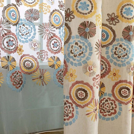 Bunt bestickte Gardine im Boho-Stil