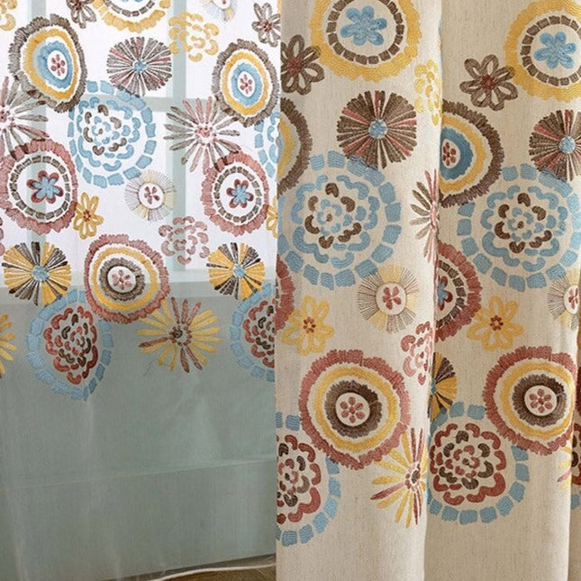 Bunt bestickte Gardine im Boho-Stil