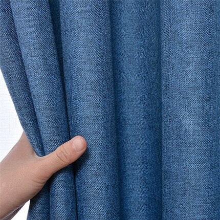 Blauer Verdunkelungsvorhang für das Wohnzimmer