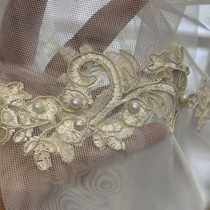 Gardine mit goldener Blumen-Stickerei