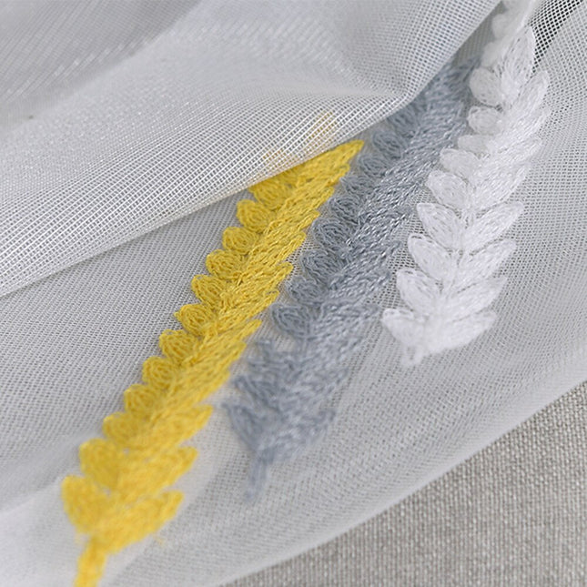 Moderne Gardine mit gesticktem Muster