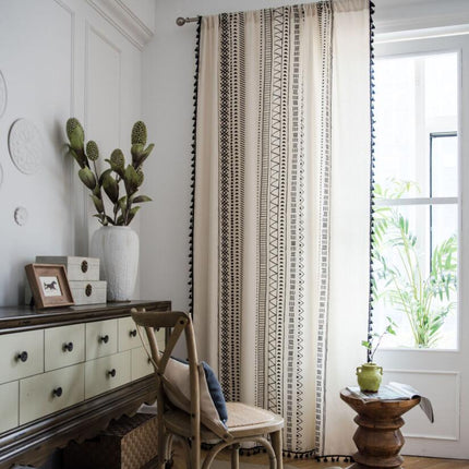 Gardine im Ethno-Stil mit Quasten