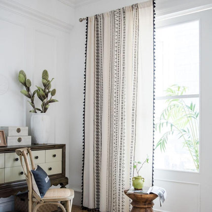 Gardine im Ethno-Stil mit Quasten