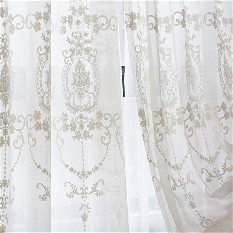 Klassische Gardine mit eleganter Barock-Stickerei