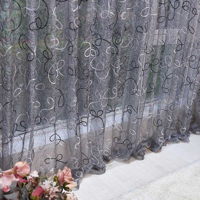 Transparente Gardine mit verspielter Stickerei