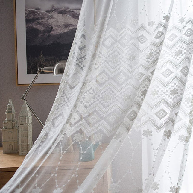 Transparente Gardine mit geometrischer Stickerei