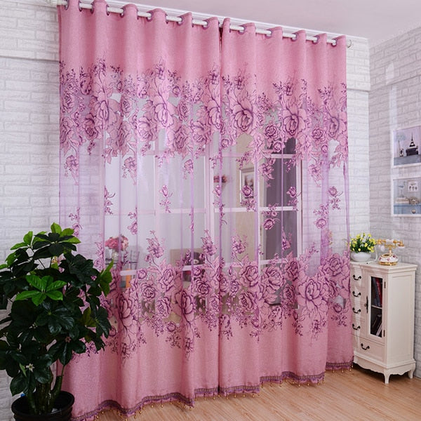 Halbtransparente Gardine mit floralem Rosenmuster