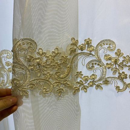 Gardine mit goldener Blumen-Stickerei