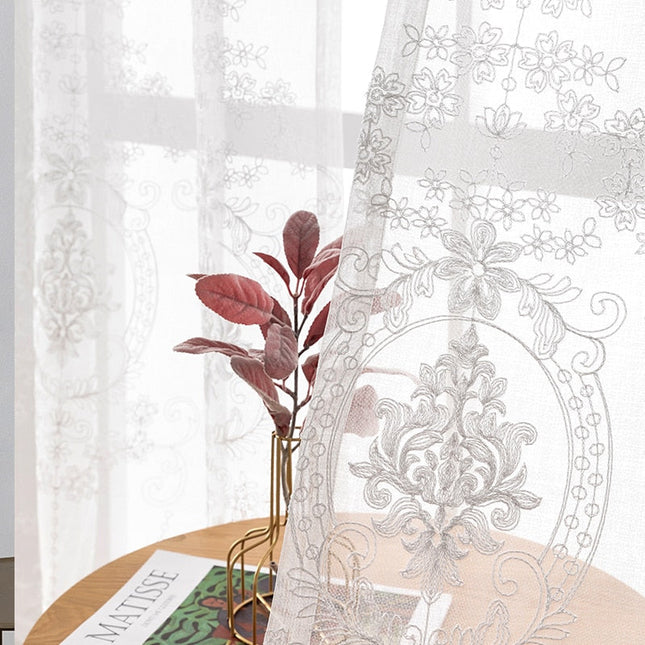 Gardine mit barocker Ornament-Stickerei