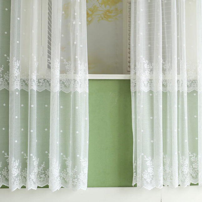 Transparenter Voile-Vorhang mit zarter Spitze