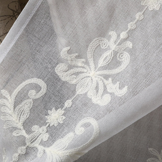 Gardine mit barocker Ornament-Stickerei