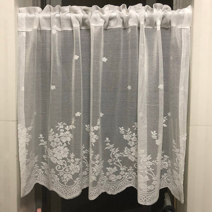 Fein gewebte Gardine mit Blumenmuster