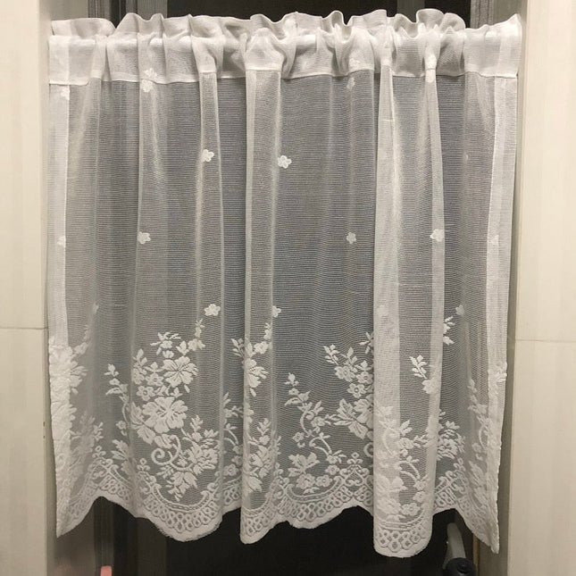 Fein gewebte Gardine mit Blumenmuster