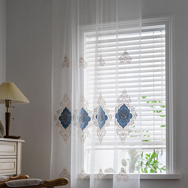 Bestickte Voile-Gardine mit Barock-Ornamenten