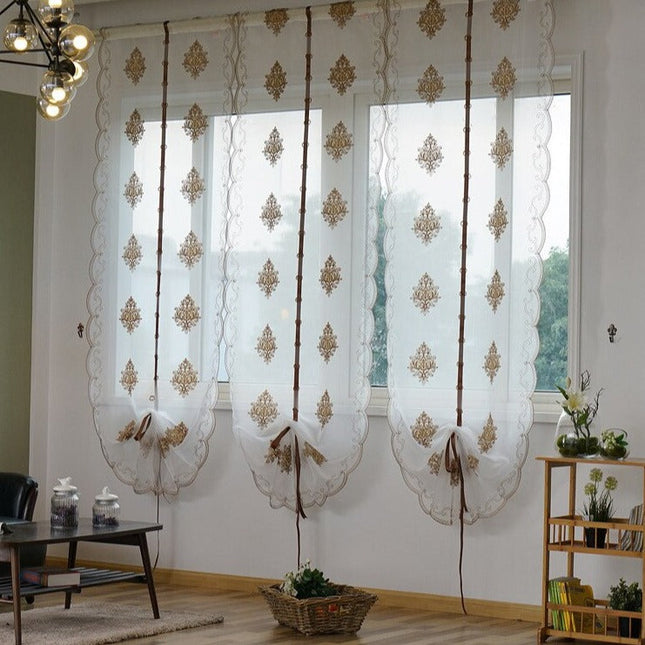 Elegante Raffgardine mit barocker Stickerei