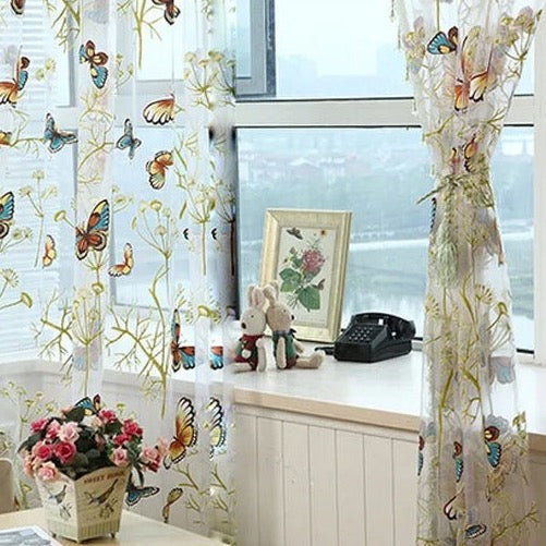 Gardine mit bunten Schmetterlingen bestickt