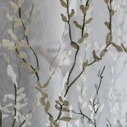 Gardine bestickt mit Zweigen Muster