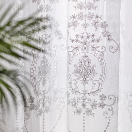 Klassische Gardine mit eleganter Barock-Stickerei