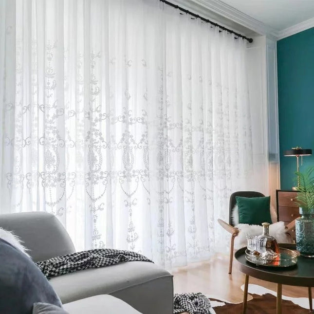 Klassische Gardine mit eleganter Barock-Stickerei
