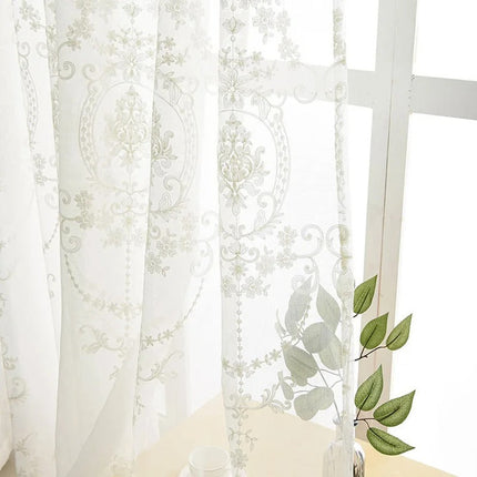 Klassische Gardine mit eleganter Barock-Stickerei