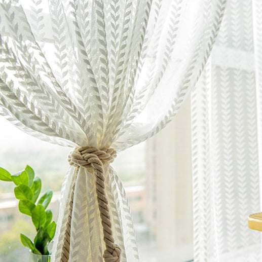 Weiße Gardine mit Fischgrätmuster