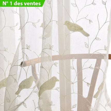 Gardine mit gestickten Vögeln auf Ästen